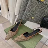 Moda- luksusowe sandały slingback gamowe pompowanie butów aria slingback są prezentowane w czarnej siatce z kryształami błyszcząc motyw tylna klamra