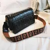 Bolso de diseñador Para comprar en línea Hasta un 50 % de descuento Bolso de hombro individual versátil de moda de banda ancha pequeño y cuadrado