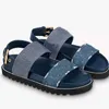 Sandálias femininas de grife Paseo Flat Comfort Sandália couro de bezerro estilo tendência de verão Mono Gram Denim Assinatura gráfica Gold-tone Fivela Solado de borracha dayremit