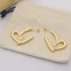 Europe America Style Fashion Fall in Love Collier Boucles d'oreilles Lady Femmes Threecolour matériel gravé Hollow Out V Initiales Heart 7568111