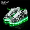 Taille 27-37 Luminous Glowing Sneakers Baskets LED Pantoufles Sport Casual Chaussures Enfants Garçon Fille Enfants LED Chaussures avec Light Up Sole LJ201202