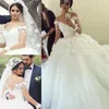 Abiti da sposa moderni di lusso bianchi a maniche lunghe con abito da ballo in pizzo fiori applicati Abito da sposa trasparente con scollo a cuore in tulle taglie forti