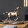 Resina Antique escultura de latão de artes moderna decoração de decoração estatuetas ornamentais correndo estátua de cavalo de ouro 220617