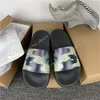 London England Mens Womens Summer Sandals Beach Slide Home Plaid tofflor Black White Flat Scuffs Sliders Trendy Runner Shoes Comf7297912