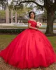 2022 Сексуальный арабский красный quinceanera платья с плечевой кружевной аппликации хрустальные бусины шапки рукава шаровое платье пухлый тюль плюс размер вечеринка вечеринка вечеринка вечерние платья