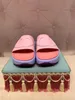 Projektant Jelly Women's Mid Heel Sandal Sandal Kapcie, wykonane z przezroczystych materiałów, modne, seksowne i piękne, słoneczny plaża kobieta buty kapcie kolor pasujące do koloru