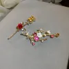 Broches de flores de rosa roja con diamantes de imitación para mujer, elegante ramo de flores de ciruelo, alfileres de solapa con lazo, joyería para fiesta y boda