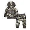 "Schattige baby-herfstkledingset: jongenshoodie met letter, baby-T-shirt, camouflagebroek - perfecte outfit voor jongens, ideaal kerstcadeau!"