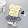 Одежда набора модных маленьких девочек летнее платье для одежды для малышей обмолоко