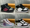 2023 Luxe designer schoenen mannen dames dames kalfsleer skate schoenen high top rivoli high-top printen klassieke echt lederen tattooo chaussures met doos 35-45