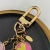 Fashion Luxury Designer Keychain Classic Brands Key Buckle Flower Letter äkta läder Gyllene nyckelringar Menskvinnor Påpa 287K