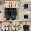 Desginer 슬리퍼 양모 여성 남성 Princetown Loafers 클래식 메탈 버클 자수 샌들 가죽 신발 하프 슬리퍼 패턴 슬라이드