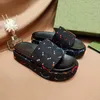 Mode slipper Reliëf Interlock Platform rubberen glijbaan designer sandalen damesschoenen ivoor zwart roze paars blauw rubber luxe platte flops sandaal strandslippers