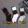 Chaussettes pour hommes tout-match Femmes Hommes Haute Qualité Coton classique Cheville Lettre Respirant noir et blanc mélange Football basket-ball Sport Chaussette PG8S2U6E