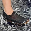 Topselling zomer ademend buiten mannen antislip sneldrogend wandelen aqua schoenen luxe lederen zwarte sandalen beroemde merkontwerper