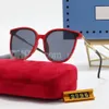 2023 Lüks Tasarımcı Kadınlar İçin Güneş Gözlüğü Erkek Gözlükler Açık Gölgeler PC Çerçevesi Moda Klasik Lady Güneş Gözlükleri Kadın Cam için Aynalar