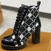 Designer de bota de bota feminina Luxury Martin Desert Boots Bege e Ebony Genuine Leather Colted Lace-up Winter Sapatos de borracha Soletop