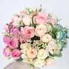 Dekoracyjne kwiaty wieńce kilka pięknych sztucznych róży peony