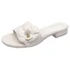 Desenhador Camellia flor chinelos femininos 2021 sandálias verão sapatos preguiçosos senhoras ins salto baixo metal camélia slides florais mujer H220409