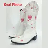 Botas ocidentais femininas de cowgirl com a marca de coração cowboy bordado de moda confortável sapatos midcalf plus size 220810