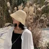 قبعات واسعة الحافة للسيدات أزياء الصيف قبعة الصياد قبعة منسقة يدويًا منسوجة يدويًا شاطئ واقية من أشعة الشمس.