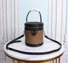 Cannes Cosmetic Case Mini Round Bucket Bags Luxury Handväskor Modig Avtagbar Axelväska Ladies Äkta Läderväska Plånbok 07