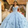 2022 Sexy Ballkleid Quinceanera Kleider Hellblaue Spitze Applikationen Perlen Handgefertigte 3D-Blumen Sweet 16 Kleid für 15 Jahre Abschlussball Party Pageant Kleider Schulterfrei C0623W03