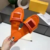 Designer Slides tofflor Kvinnor Black Withe Banded Flats Sandaler Leather Embellished 2023Uette Mönster Dam Sexig Letter Beach Flip Flops