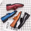 2023 Nya mäns casual skor klassiska röda präglade läderskor Bekväma affärsklänningskor man pekade loafers plus storlek 48