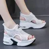 Sandálias de palmilha esportiva aumentando a altura para as mulheres 2024 verão moda estilo romano cunha plataforma sandálias de internet 47715 sandálias