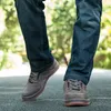 Män Outdoor Casual Flat Shoes Classic Style Vandring Skor Använd motståndskraftig anti-skid Walking Middle Aged Male Jeans Footwear Winter 220318