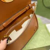 2022 여성 블론디 숄더백 베이지 색 흰색 체인 가죽 소형 디자이너 고품질 트림 골드 톤 하드웨어 라운드 연동 24cm