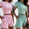 En yeni varış Kadınların Takipleri Yaz Sıradan Set 2pcs Spor giyim Setleri Kızlar Kısa Kol Kırpılmış Üst ve Elastik Bel Şortları Günlük Kıyafetler