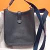 Bolsa de ombro de grife para mulheres bolsas carteiro de luxo masculina bolsa crossbody moderna bolsa de corpo transversal masculina clássica de grão macio couro de vaca perfurada bolsas femininas