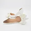 Élégant Satin Blanc Chaussures De Mariage Pour Les Mariées Chic Grand Arc Couleur Unie Talons Chunky Femmes Pompes Bout Pointu Chaussures De Mariée CL0422