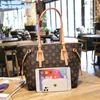 Großhandel Fabrik Damen Umhängetaschen 2 Stile klassische Briefdruck Einkaufstasche große Kapazität Leder Freizeit Shopping Rucksack einfache Kontrast Mode Handtasche