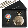 Relojes de bolsillo Juegos de relojes de cuarzo para hombres Retro Grabado Diseño de águila Fob Insignia conmemorativa Colecciones de arte Conjunto de regalo MenPocket