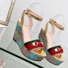 Sommarstrand läder sandal kil sandaler plattform skor sandal hög klackar blommor designer tiger gröna ränder bröllop klänningskor 35-41size med låda nr379