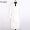 Nerazzurri Inverno Lungo Bianco Nero Caldo Soffice Cappotto di Pelliccia Sintetica Cintura Manica Donna Risvolto Elegante Moda Coreana senza Bottoni 211215