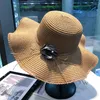 Szerokie brzegowe czapki 2022 Europejskie i amerykańskie wiosenne letnie letnią nadmorki Kwiaty Słoneczne Kwiaty Big Eaves Plaży Ladies Oddychający słomkowy kapelusz