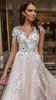 2022 Classic A Line Beach Wedding Dress Sheer långa ärmar V Neck Empelled spets broderad romantisk prinsessa rodnad brudklänningar