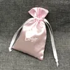 200pcslot sacs d'impression pochette de sac à cordon personnalisé pour cadeaux bijoux cheveux et talons hauts emballage tissu de satin confortable 220704