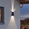 태양 벽 램프 실외 울타리 조명 LED 방수 태양 계단 조명 업 및 아래쪽 색상 변화 외부 안뜰 조명 J220531