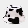 Cappello da pescatore modello mucche bianche nere nere Cappello da bacino per il tempo libero da viaggio in peluche caldo autunno e inverno