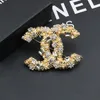 Broches simples de doble letra para mujer, broches de diseñador de lujo, diseño de logotipo de marca, broche de perlas de cristal, Pin para traje, accesorios de joyería de boda, accesorios1940324