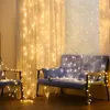 窓の上の結婚式のパーティーの装飾ガーランドは、部屋の寝室のカーテンのための休日の装飾を照らして照らしています