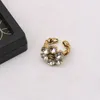 18K Gold Plated varum￤rkesringar f￶r h￶g kvalitet f￶r m￤n Kvinnors modedesigner Extravagant Varum￤rkesbokst￤ver Pearl Metal Ring ￖppnande Justerbara smycken