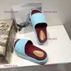 Мужские дизайнеры скользят женские тапочки модные роскоши цветочные туфли кожаные кожа резиновые квартиры сандалии летние пляжные туфли