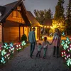 Lampe solaire LED imperméable avec fleurs de lys artificielles, éclairage d'extérieur, luminaire décoratif d'extérieur, idéal pour un jardin, une cour ou un paysage