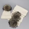 Hüte Schals Handschuhe Sets 2022 Frauen Pom Beanie Warme Gestrickte Fell Pompon Hut Und Schal Set Dame Echt Waschbär Mädchen winter Skullies